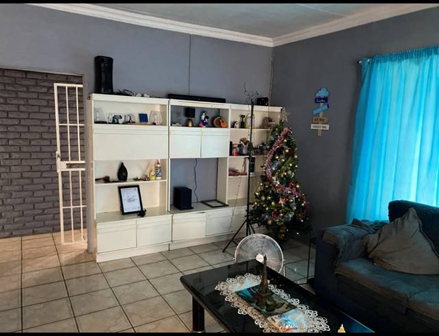 6 BEDROOM HOUSE FOR SALE IN GROOTVALY